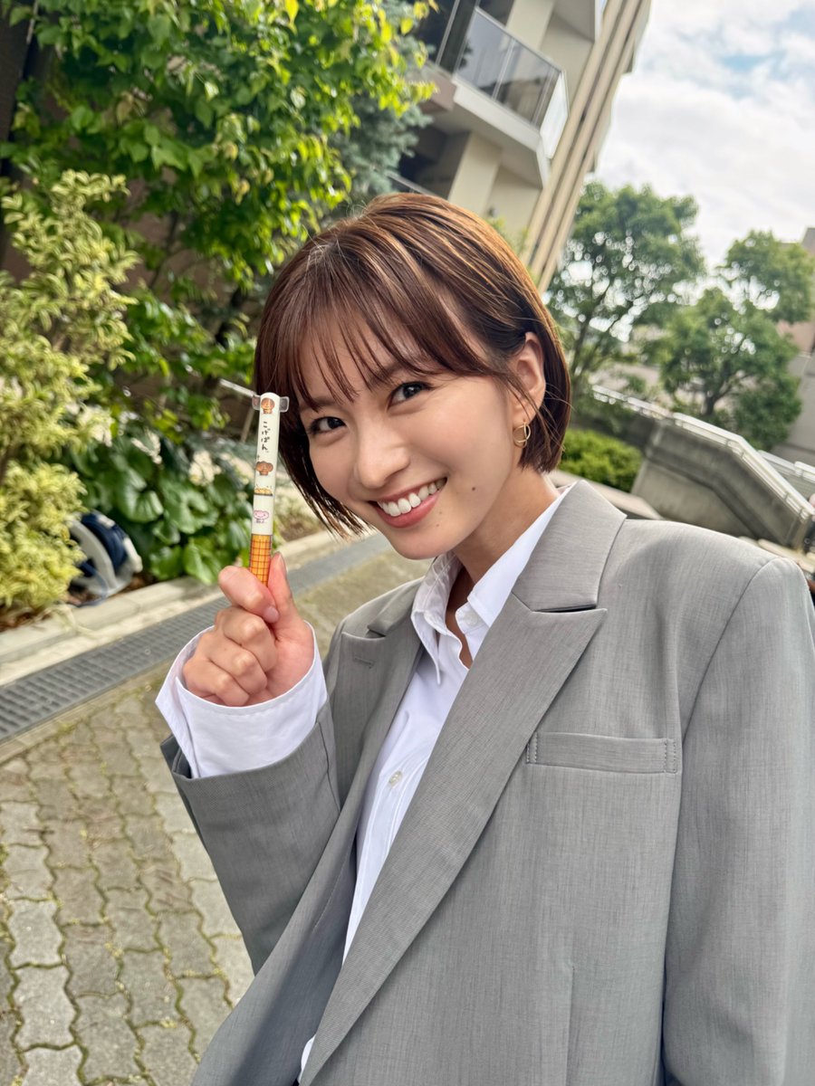 kokuhaku_ntv's tweet photo. ◾️𝐨𝐟𝐟 𝐬𝐡𝐨𝐭◾️ 第4話より

爽太のペンを拾った麻里子（岡崎紗絵）

TVerで最新話までの全話（1〜4話）配信中
▼全話イッキ見チャンス※8/8(土)20:59まで
https://t.co/w8JHjv4WJg

#土ドラ告白 主演：松村北斗
次回【5話】𝟖月𝟖日(土)よる𝟗時 https://t.co/F3GChTld5U