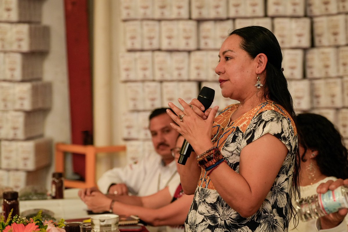 Mary_Luisa_AG's tweet photo. Muchas gracias a las y los compañeros de las Unidades Operativas Valles Centrales, Istmo y Mixteca, por su compromiso y dedicación en favor de las comunidades del estado. 🙌🏽

En este encuentro revisamos junto a ellas y ellos las acciones que nuestra institución lleva a cabo en territorio para fortalecer el abasto de las comunidades, el campo oaxaqueño y el bienestar de las y los pequeños productores. 🤝🏽💚