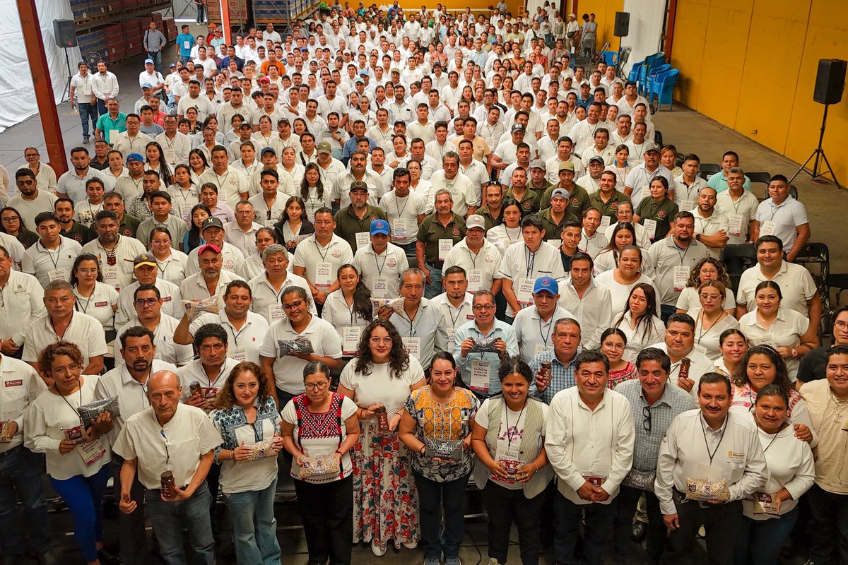 Mary_Luisa_AG's tweet photo. Muchas gracias a las y los compañeros de las Unidades Operativas Valles Centrales, Istmo y Mixteca, por su compromiso y dedicación en favor de las comunidades del estado. 🙌🏽

En este encuentro revisamos junto a ellas y ellos las acciones que nuestra institución lleva a cabo en territorio para fortalecer el abasto de las comunidades, el campo oaxaqueño y el bienestar de las y los pequeños productores. 🤝🏽💚