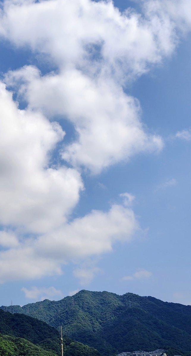 azukide's tweet photo. おはようございます😊

今日の山と空 https://t.co/08ZbwDaPaU