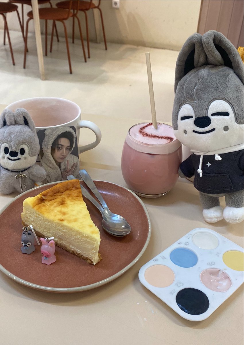 Laufxer's tweet photo. Ayer fui a una date con mis wolfchans por el stay day y pinté un pocillito de mi misma.
Estado: independiente
#stayday https://t.co/vBrzBfDzA9