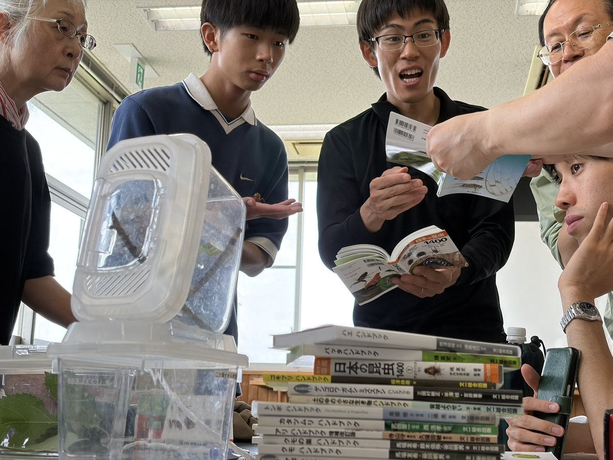 Mt_SwordFish's tweet photo. 8/1せせらぎ池生物多様性保全活動のハイライ��…！
あまりにも育ったアレチウリを、身をクズに投げ出し潜り込み防除して。
そして暑すぎる夏の中、それ以上に熱く盛り上がった昆虫採集・観察会。 https://t.co/Z8UtVCDEVy