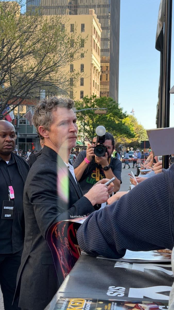 eviIogs's tweet photo. ron2 shawn felt so unreal i swear it was like catching a glimpse of a fallen angel who’d wandered into the world by mistake https://t.co/5panDR7AIX
