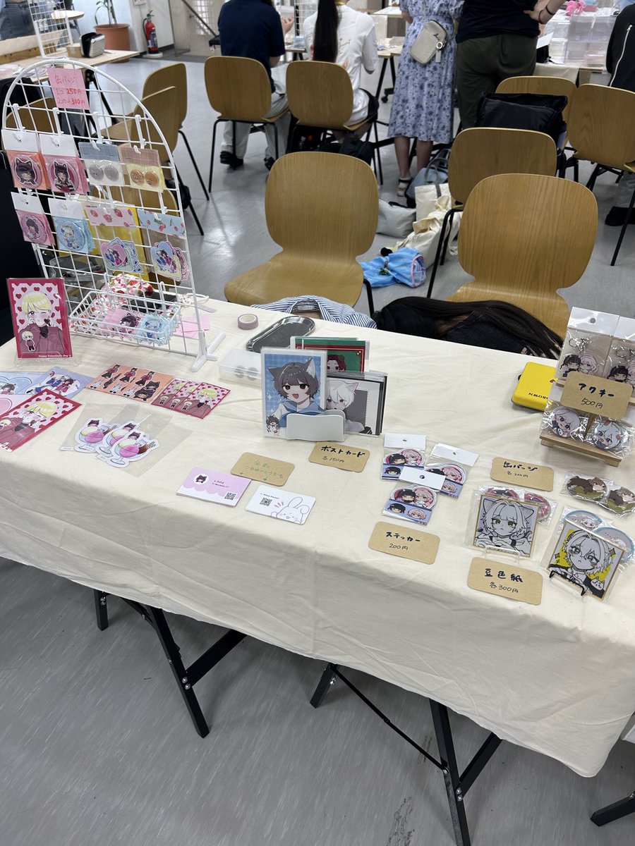 kgdcomic's tweet photo. 【学内物販イベント🙌🏻】

こんな感じで商品を並べてます！！🫰🏻
気になる商品はありますか！？

ぜひ、見に来てください！！🥳

 #京都芸術デザイン専門学校
 #コミックイラストコース
 #学内物販イベント
 #オープンキャンパス
 #イラスト https://t.co/Kgbp6kWQe2