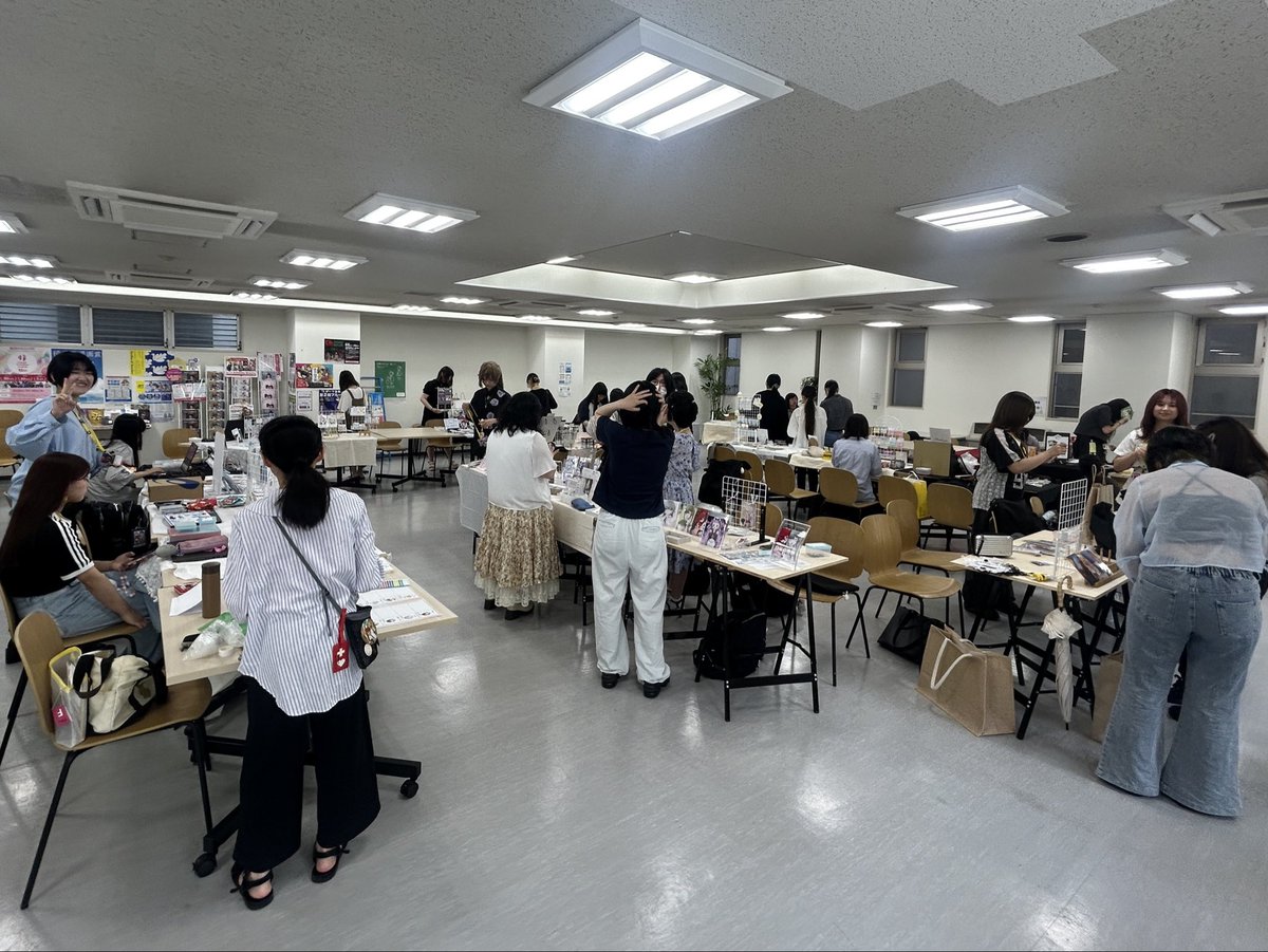 kgdcomic's tweet photo. 【学内物販イベント🥳】

もうすぐ始まります！！
着々と準備が進んでいます！！

 #京都芸術デザイン専門学校
 #コミックイラストコース
 #学内物販イベント
  #オープンキャンパス https://t.co/04b5IooXJh