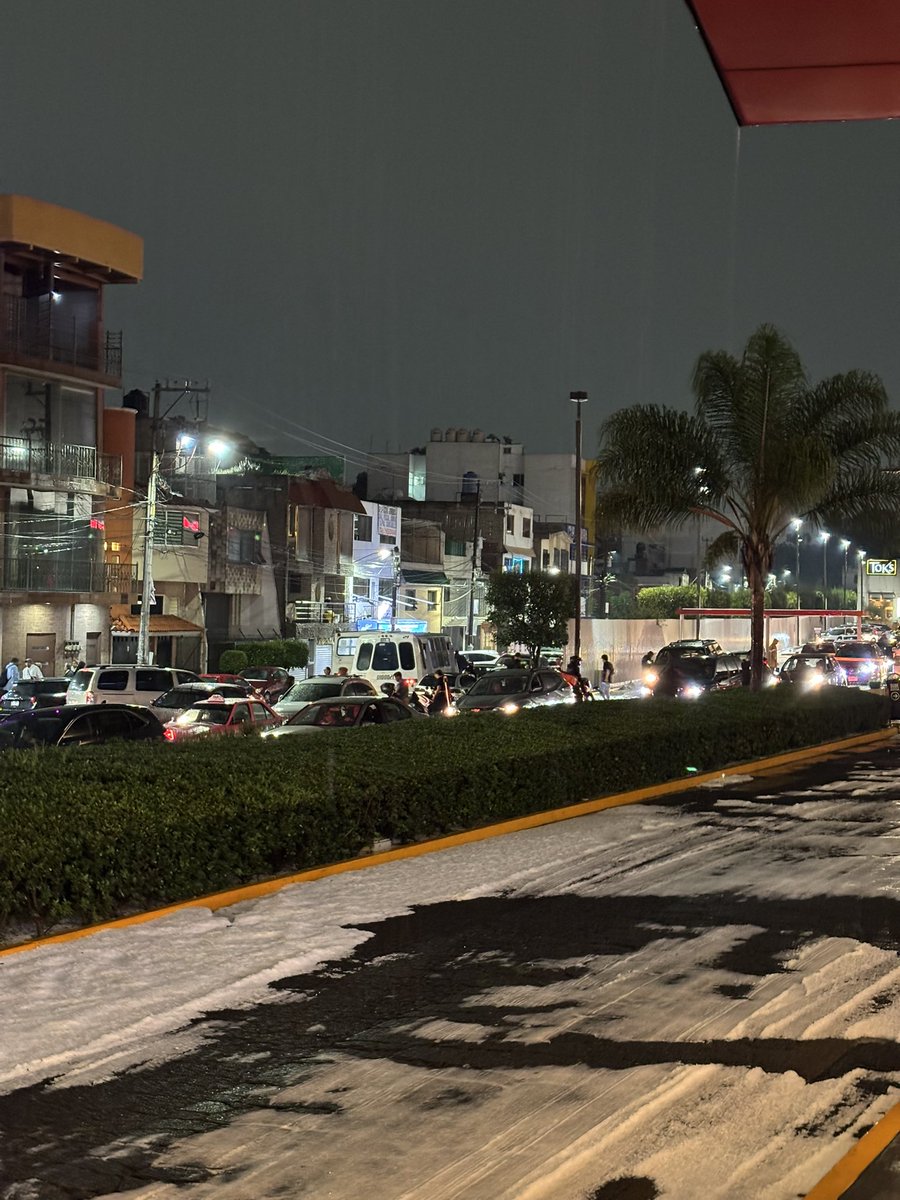 ar2_mx's tweet photo. :#Ar2Clima🦎⛈️:
Tremenda lluvia y granizada cayeron al oriente de la #CDMX, así los exteriores de Parque Tezontle, tapizados de blanco. https://t.co/QvcfAS9dd0