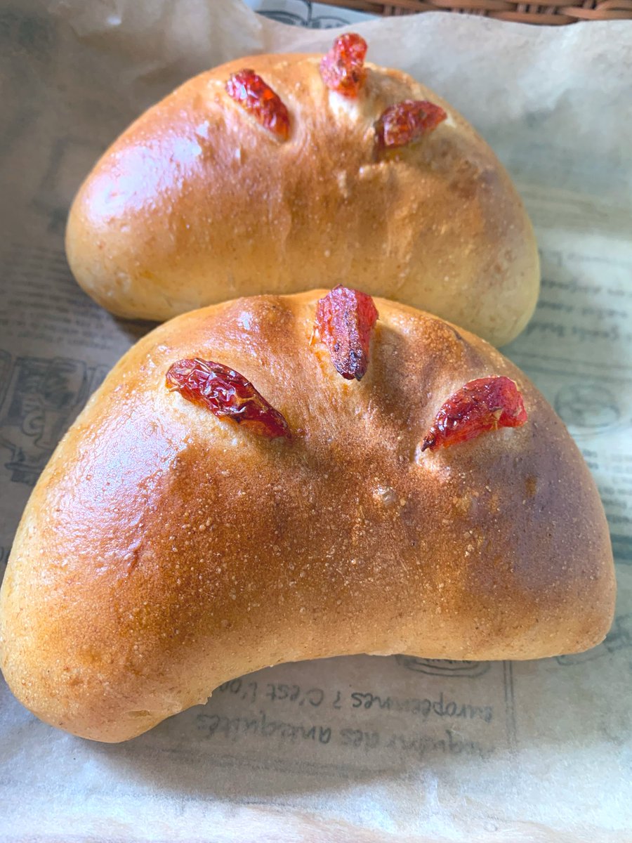 RainbowBreadDay's tweet photo. 本日も焼きたてパン並びました✨

🥐クロワッサン（グラスフェッドバター使用）
🐯タイガーブレッド（2種のチーズ入り）
🥟カルツォーネ
🌭大きなレモンウインナーと空芯菜のパン
🍈メロンパン
🍡白玉あんぱん

本日もお待ちしております☺️

#飯能 #名栗 #ベーカリー #パン屋 #天然酵母パン https://t.co/yfK38qjatW