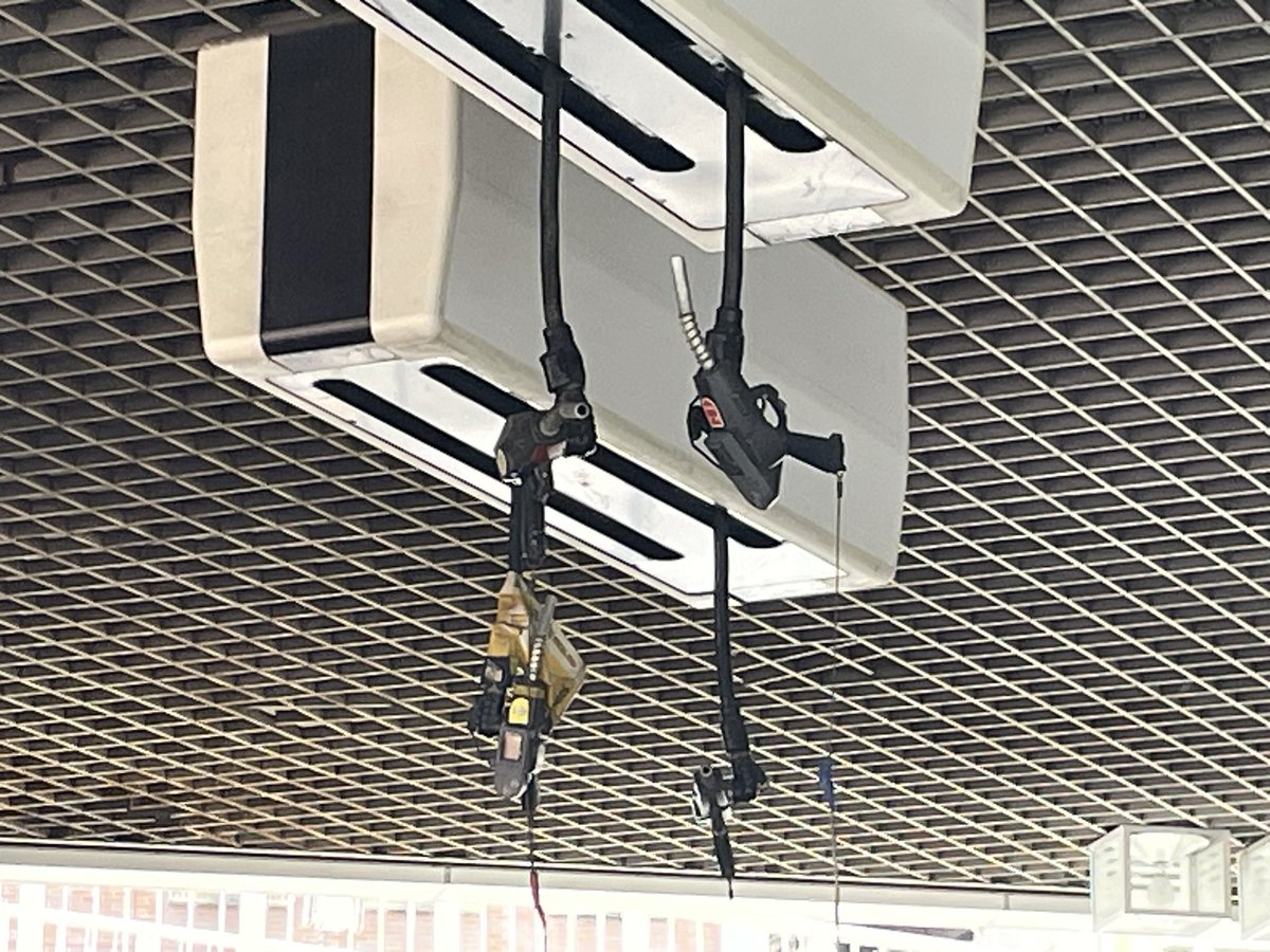 Me323D1's tweet photo. 吊り下げ式の給油機が残るガソリンスタンド
残念ながら営業はしていないけど、都心部にまだこの方式のGSが残っていてびっくりニマニマした。 https://t.co/y6GC7horfJ