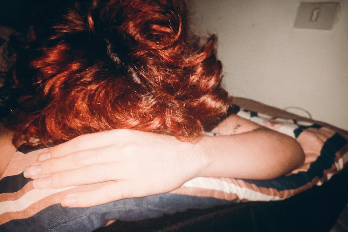 boydpunk's tweet photo. neil encontrasse deitado em sua cama se escondendo do flash @runawaytrajn https://t.co/GEGAsVUnu7