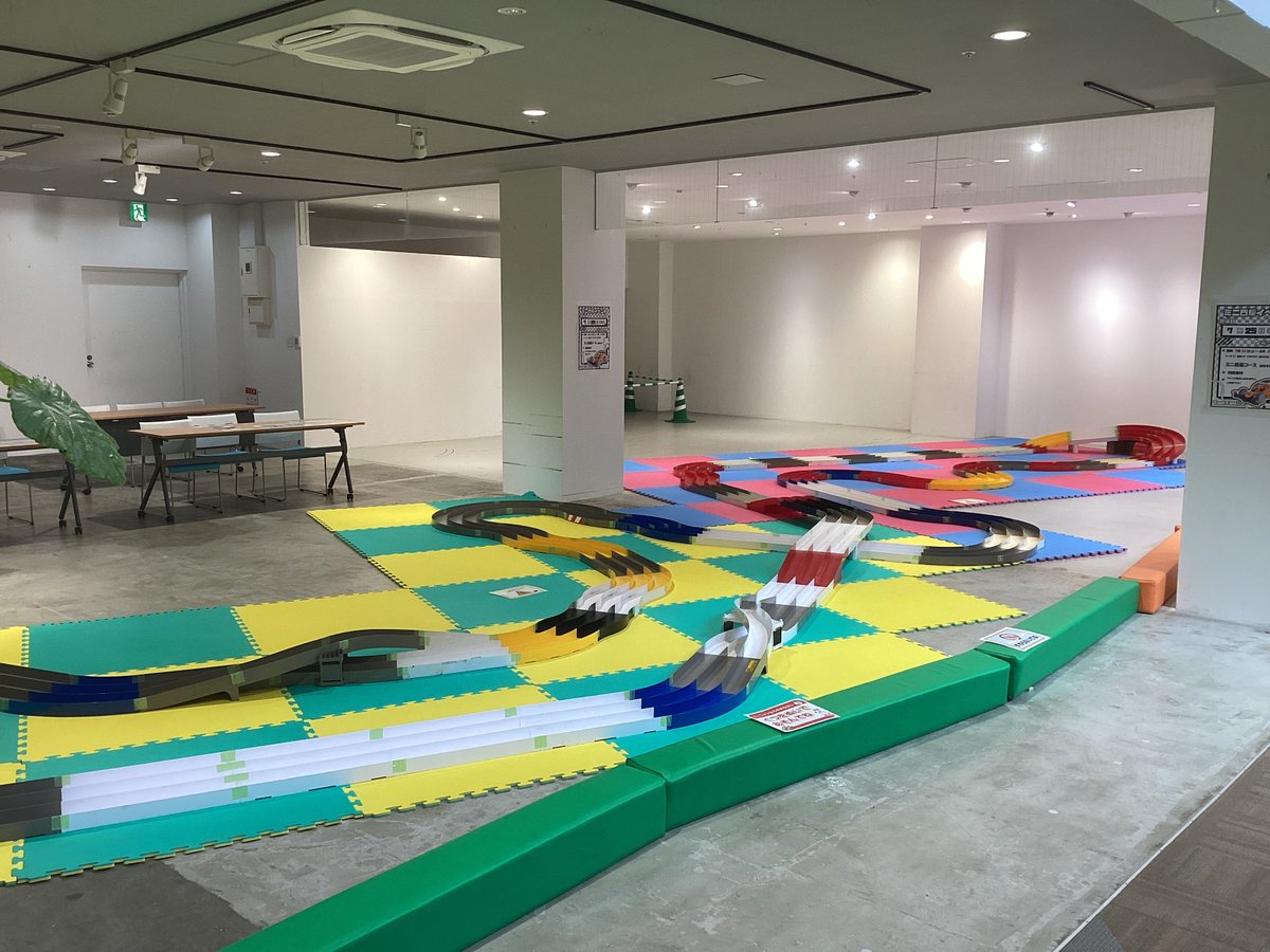 halfgifu123's tweet photo. ミニ四駆イベント『超巨大ミニ四駆コース』を、店舗向かい側特設テナントに8/5㈬まで常設してます！

お子様から大人の方までどなたでもご参加いただけます！
 参加費無料、受付不要、メンテナンス用作業スペースも完備！！

ぜひご利用くださいませ✨ 
#ミニ四駆 https://t.co/hJSCNlUmDx