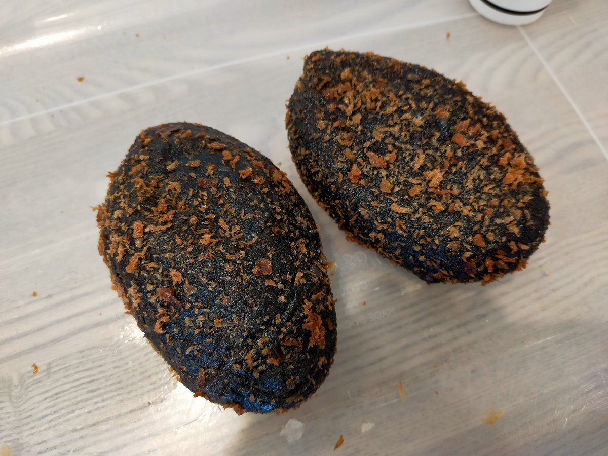 midorimyon's tweet photo. 夏限定！イカ墨カレーパン！！中にはエビやホタテなどが入ってて美味い！！ https://t.co/Mr7UTqmVd0