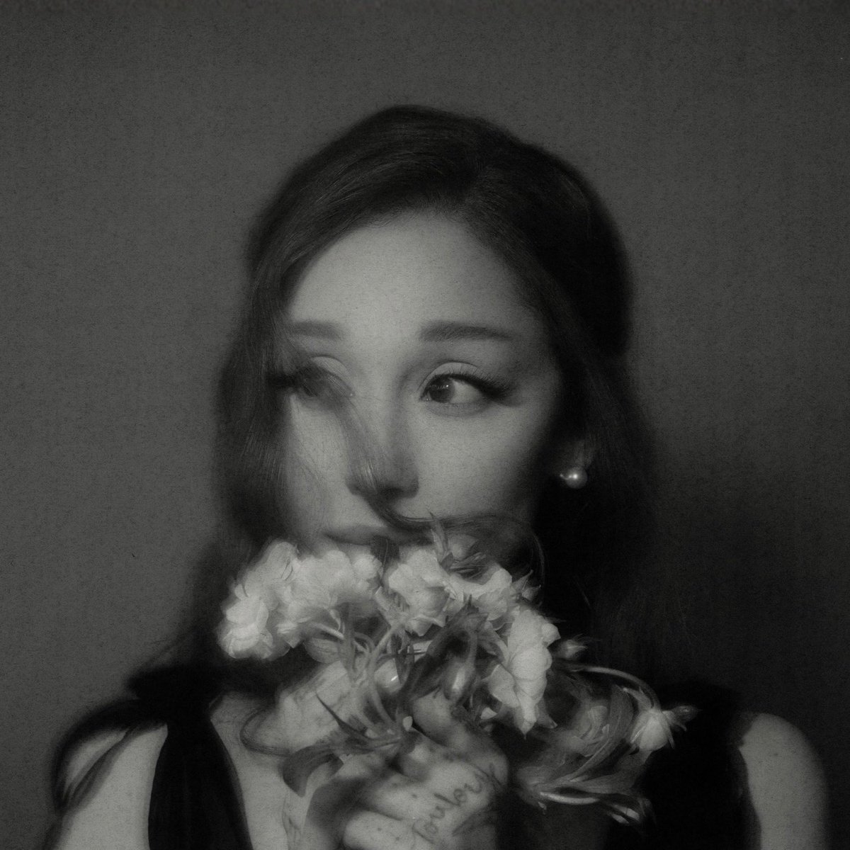 likearidoes's tweet photo. such a pretty photoshoot, it deserved its own alt cover 😫 https://t.co/LQhCVphgWf
