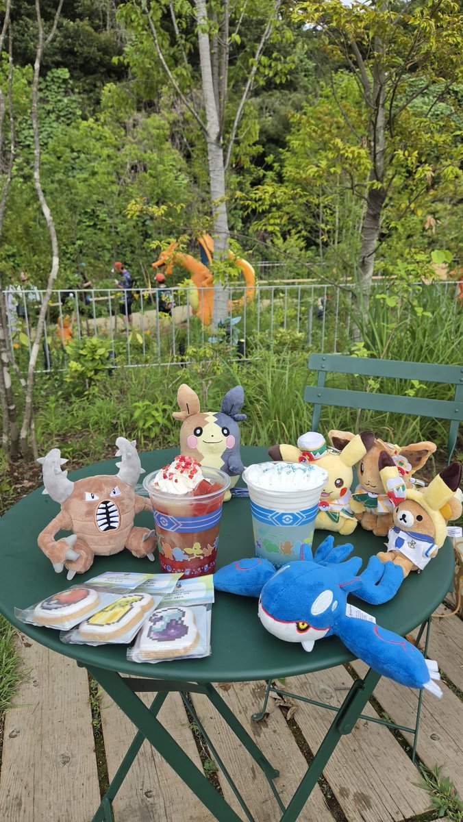 bello__11's tweet photo. 7/27(月)
ポケパークカントー⚡🌱͛🔥🩵ピカピカスパークスも無事当選して、輪投げは皆でステッカーをゲット。ポケモンガチ勢の子どもと旦那がとても楽しんでたのが私も嬉しかった。カチューシャキーホルダーを買うか悩んでたら｢リラックマに着けたら良いよ｣と旦那が背中を押してくれたよ https://t.co/Mjn08DSRUy