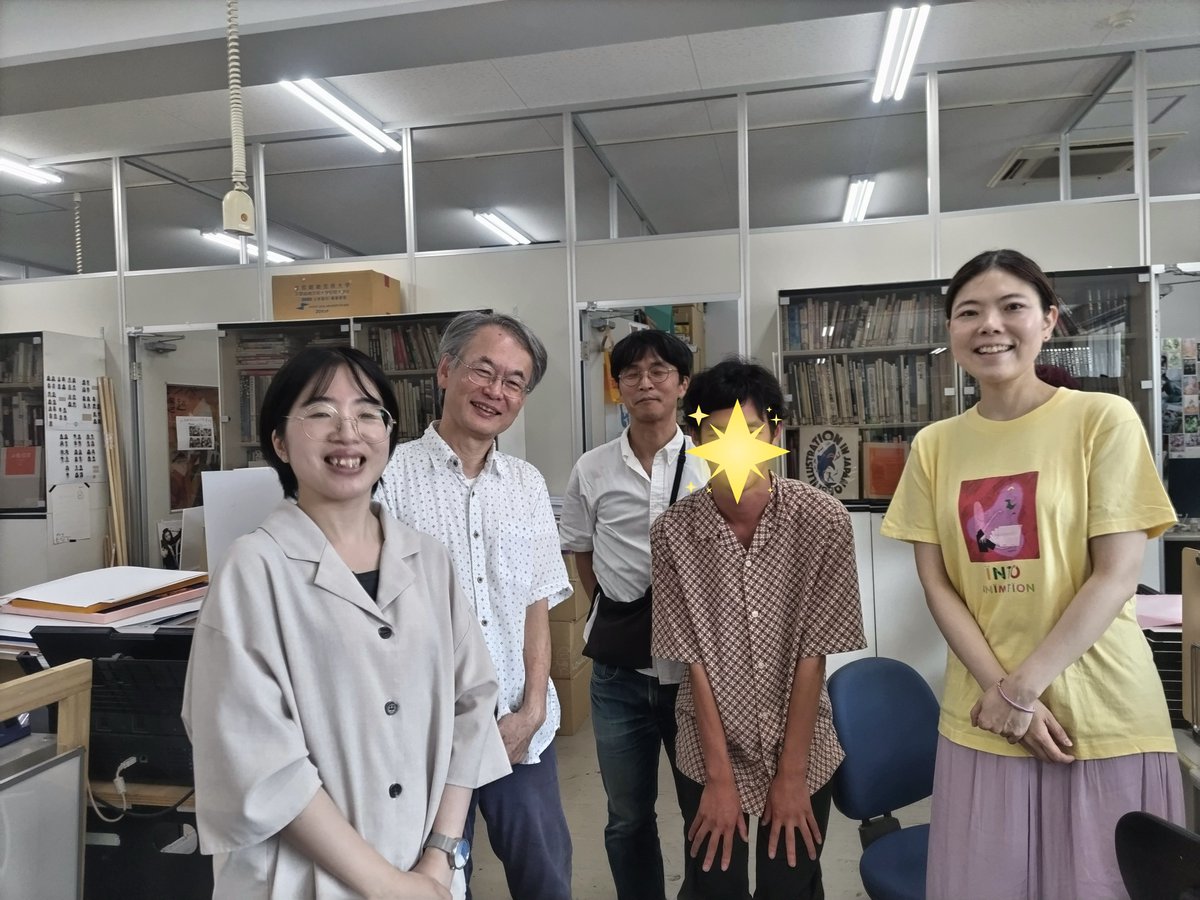 satokofukui's tweet photo. 嵯峨美の前期授業終了✨️
アニメクラスの先生方、四大へ行った期待の学生さんも一緒に…
千光士先生と久々に会えるので初めてイントゥに参加した時のTシャツを着ていきました。 https://t.co/lWkXSvW5gp