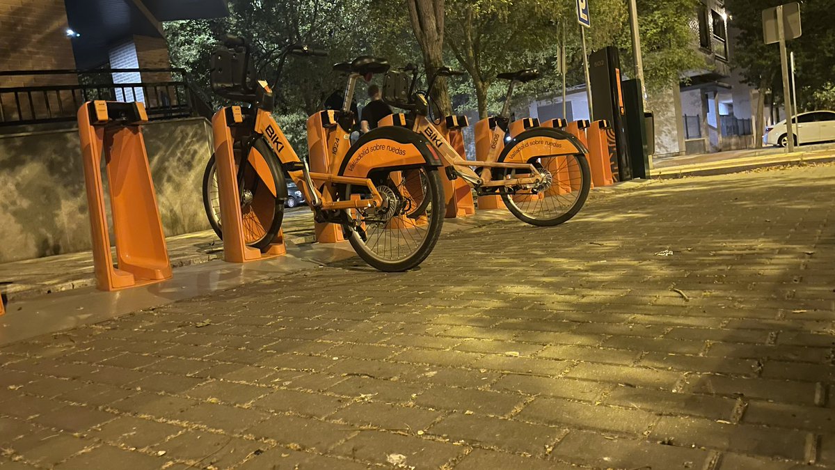 SergiPerez1999's tweet photo. @BikiVLL buenas noches sólo dos bicis mecánicas en pinar de jalón estación 502 es lamentable el servicio que se presta 
Y seguimos insistiendo en @Parquesolsol Calle Felipe Ruiz Martin necesita BIKI … no tenemos nada de servicio y pagamos los mismos impuestos
@AyuntamientoVLL https://t.co/bN7ehy8hA8