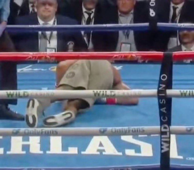 CL0NEAF's tweet photo. @BillHaney77 @FamousFYB Ass up face down like a hoe https://t.co/dQjxt4MDcG