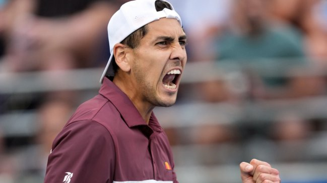 Cooperativa's tweet photo. [MARCADOR VIRTUAL 🎾] ¡PRIMER SET PARA TABILO! Puño cerrado y grito de desahogo cuando Jódar la envió para afuera. Fue 6-7 para el chileno tras el tie break https://t.co/cuv43hC4lK https://t.co/MXQZ833mN6