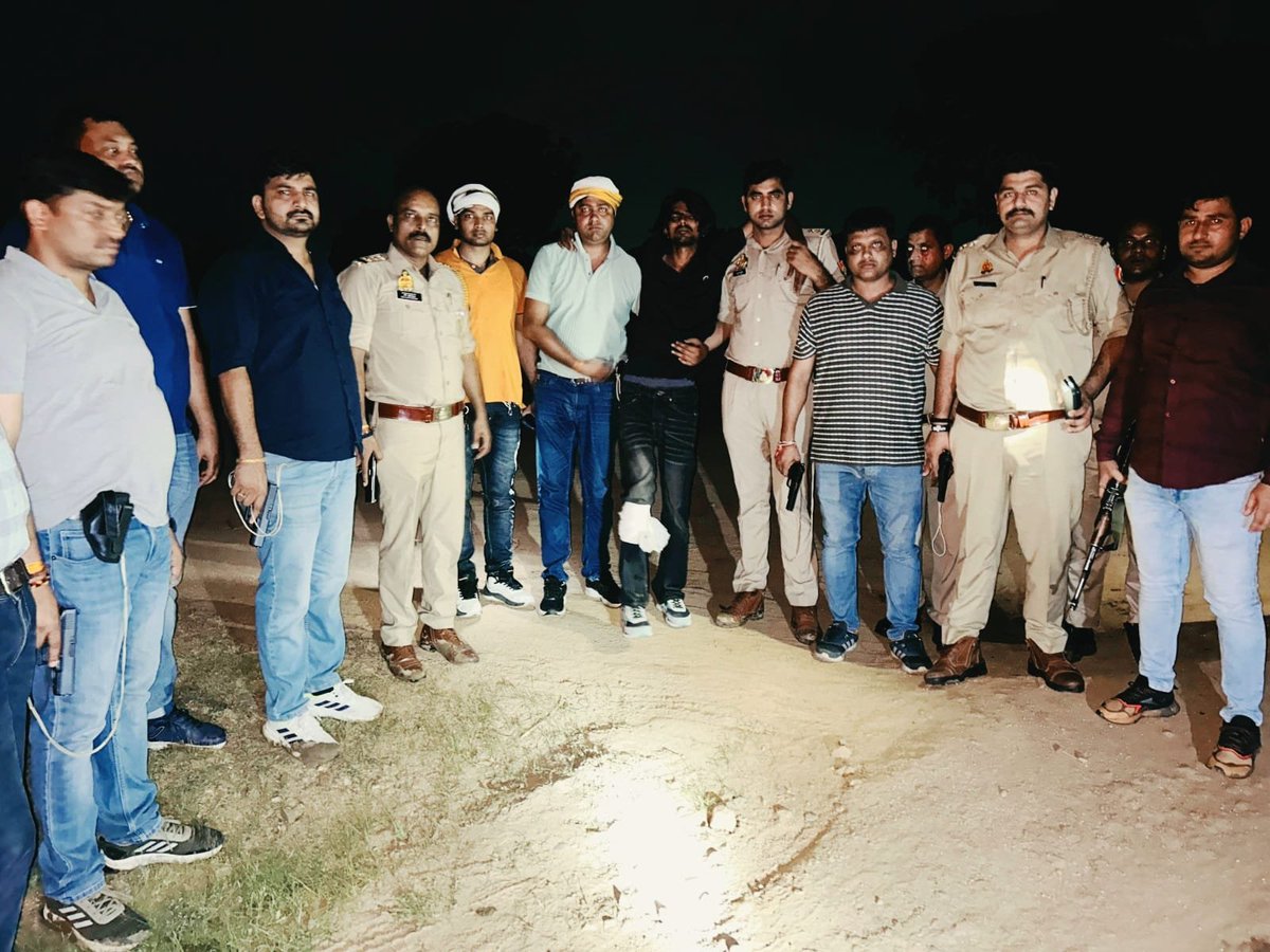 bstvlive's tweet photo. झांसी

➡संजय हत्याकांड का आरोपी गिरफ्तार
➡जीतेंद्र यादव उर्फ जीतू पुलिस के हत्थे चढ़ा
➡पुलिस मुठभेड़ में जीतू के पैर में लगी गोली
➡भगवंतपुरा रोड के पास हुई मुठभेड़
➡10 दिनों से फरार था आरोपी जीतू
➡कब्जे से कार, तमंचा और नकदी बरामद
➡जमीन विवाद और रंजिश में की थी हत्या
➡मास्टरमाइंड धर्मेंद्र समेत 3 आरोपी अरेस्ट
 
#Jhansi #CrimeNews #UttarPradesh @jhansipolice @Uppolice