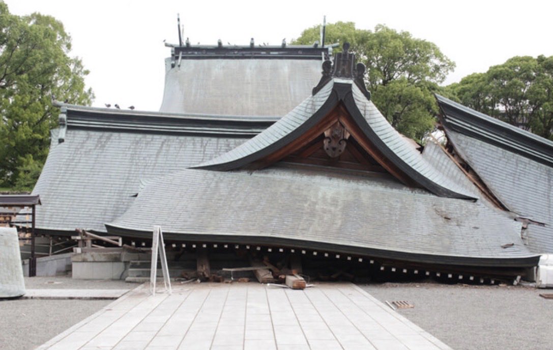 hidaka_1192's tweet photo. 神社が壊れたとしても、そこに住まう神が滅びることはありません。神が消滅する時は、祈る者がいなくなった時です。
離れた場所からでも届きます。

祈り。

皆さんもご一緒に。 https://t.co/20pMfO1Tbc