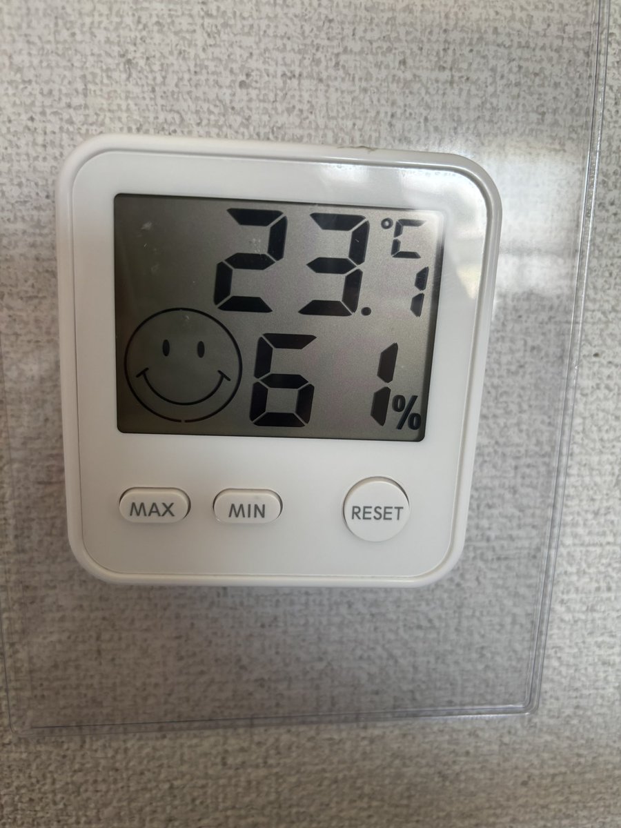 ayasuzut's tweet photo. エアコンも窓も開けずにこの気温は素晴らしい☀️
このまま秋にならないかしら（道民） https://t.co/r48P2PzH3S