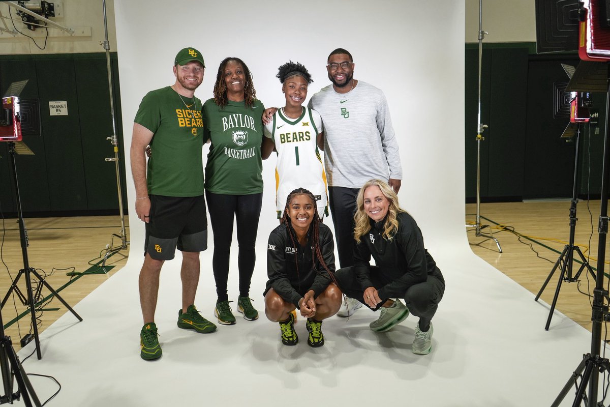 JLee2030's tweet photo. Had an amazing unofficial visit at Baylor today! 💚🐻

Thank you Coach Collen @NickiCollen , and the entire @BaylorWBB staff for the warm welcome and hospitality! 

#SicEm #BaylorWBB #ClassOf2030 https://t.co/D8XleGEYyG
