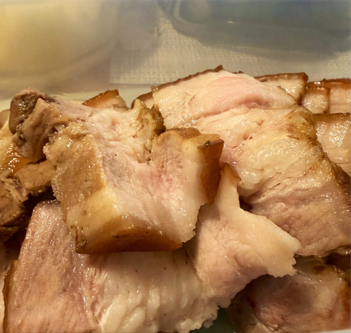 huajing_8's tweet photo. 豚バラ肉で「煮豚」を作りました。生姜、ねぎ、鷹の爪、昆布を入れて甘辛く煮て作ります。夏になると食べたくなります☀️ https://t.co/u73pKqhOTK