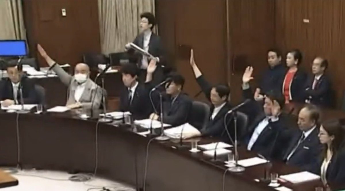 adachiyasushi's tweet photo. そもそも国民民主党は、附帯決議に反対しました。

二、副首都の指定に当たっては、指定に先立ち、副首都の指定に係る基本方針の策定に関する基本的考え方及び政令の基本的考え方を、法律の施行後に速やかに策定することとし、当該考え方に基づいて、道府県が副首都の指定の申出を行うこととすること。

との記述に反対だったからです。

この附帯決議二、は、基本方針の策定前に大阪府を副首都に指定するという無茶苦茶な段取りを是認するものであり、国民民主党としては、到底、了とできるものではありませんでした。

日本維新の会も、吉村洋文代表・大阪府知事が同日選を「目指す」考えに変わりがないのであれば、

六、大都市地域における特別区の設置についての住民投票期間と関係市町村及び関係道府県の議会の議員の一般選挙並びに長の選挙に係る選挙期間とが重複しないように最大限調整する。

との附帯決議六、に反対すれば良かっただけのことです。というか、反対しなければならなかった。

そうすれば、当然、副首都法案も採決に至らず、全国の指定都市をかかえる道府県が予算獲得競争に遅れをとらないよう副首都に手を挙げるという茶番に巻き込まれることも無かったのです。

にもかかわらず、維新は附帯決議に賛成したのですから、約束は守りましょうね、と言っているだけです。

約束を守る。

当たり前のことですね。

＊＊

「ヨシマンダー」とは何か　－　選択肢隠し・投票範囲変更・同日選という大阪都構想めぐる三つの不公正　－　｜足立康史　国民民主党 @adachiyasushi 
https://t.co/h5VvLZbadU
