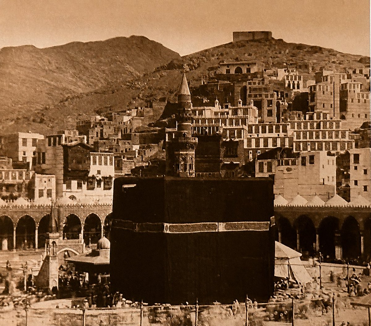 wana_visualss's tweet photo. 🇸🇦 Among the Earliest Known Photographs of the Kaaba in Makkah, Arabia (1880–1890). https://t.co/Zr46a8SpUo