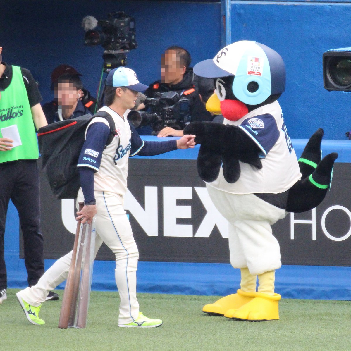 mmmo2896's tweet photo. クルユニ手羽タッチ👊🏼

📷2026/8/1
#Swallows
#長岡秀樹 https://t.co/LrnyYQmWNf