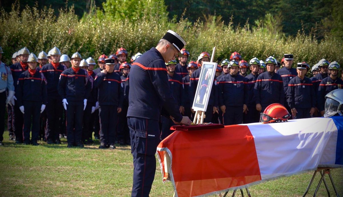 BoslandJP's tweet photo. Nos pensées accompagnent notre frère d’armes, sa famille, ses proches et tous les @Pompiers_13 réunis pour lui rendre un dernier hommage.

Dans le recueillement, une Nation dit merci à l’un des siens, tombé en accomplissant ce qu’il avait choisi de servir : protéger les autres. https://t.co/YmU08FIGAs
