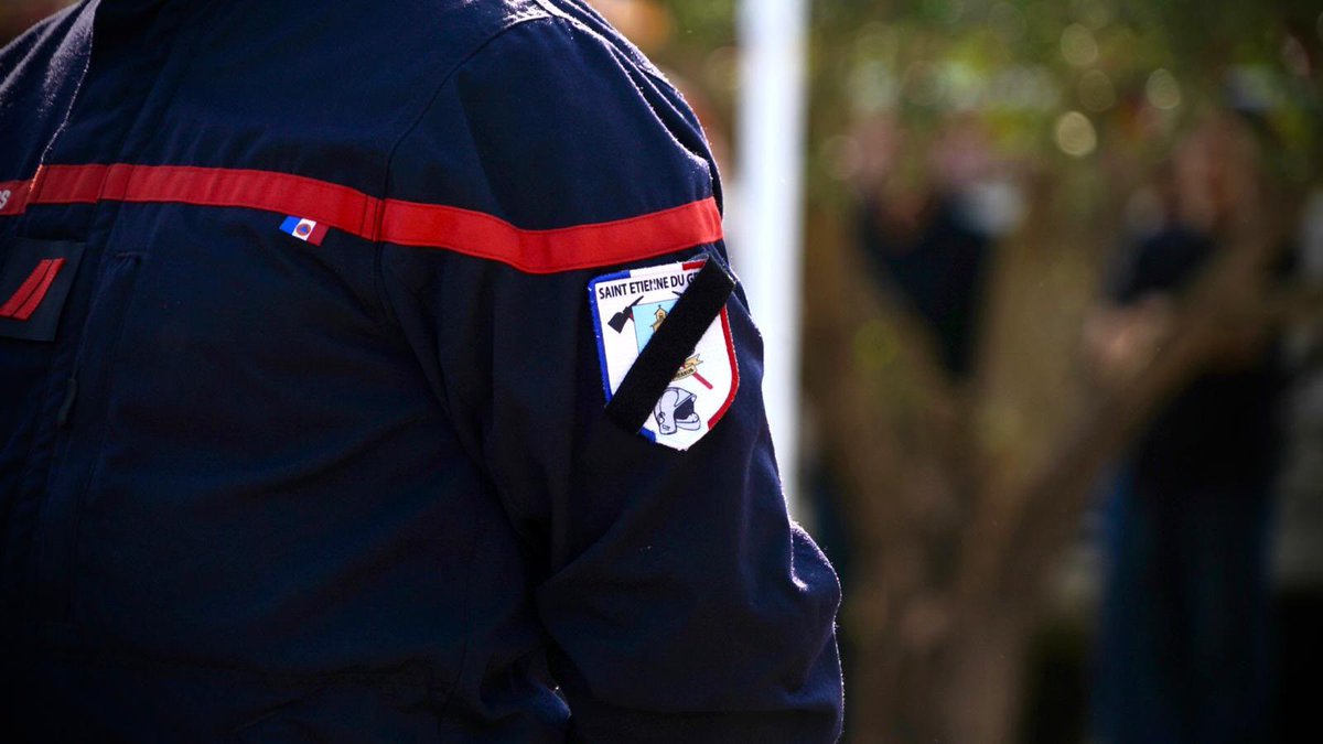 BoslandJP's tweet photo. Nos pensées accompagnent notre frère d’armes, sa famille, ses proches et tous les @Pompiers_13 réunis pour lui rendre un dernier hommage.

Dans le recueillement, une Nation dit merci à l’un des siens, tombé en accomplissant ce qu’il avait choisi de servir : protéger les autres. https://t.co/YmU08FIGAs