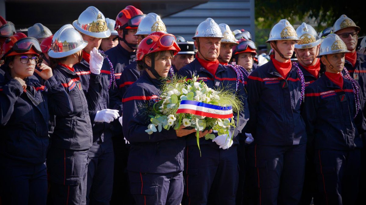 BoslandJP's tweet photo. Nos pensées accompagnent notre frère d’armes, sa famille, ses proches et tous les @Pompiers_13 réunis pour lui rendre un dernier hommage.

Dans le recueillement, une Nation dit merci à l’un des siens, tombé en accomplissant ce qu’il avait choisi de servir : protéger les autres. https://t.co/YmU08FIGAs
