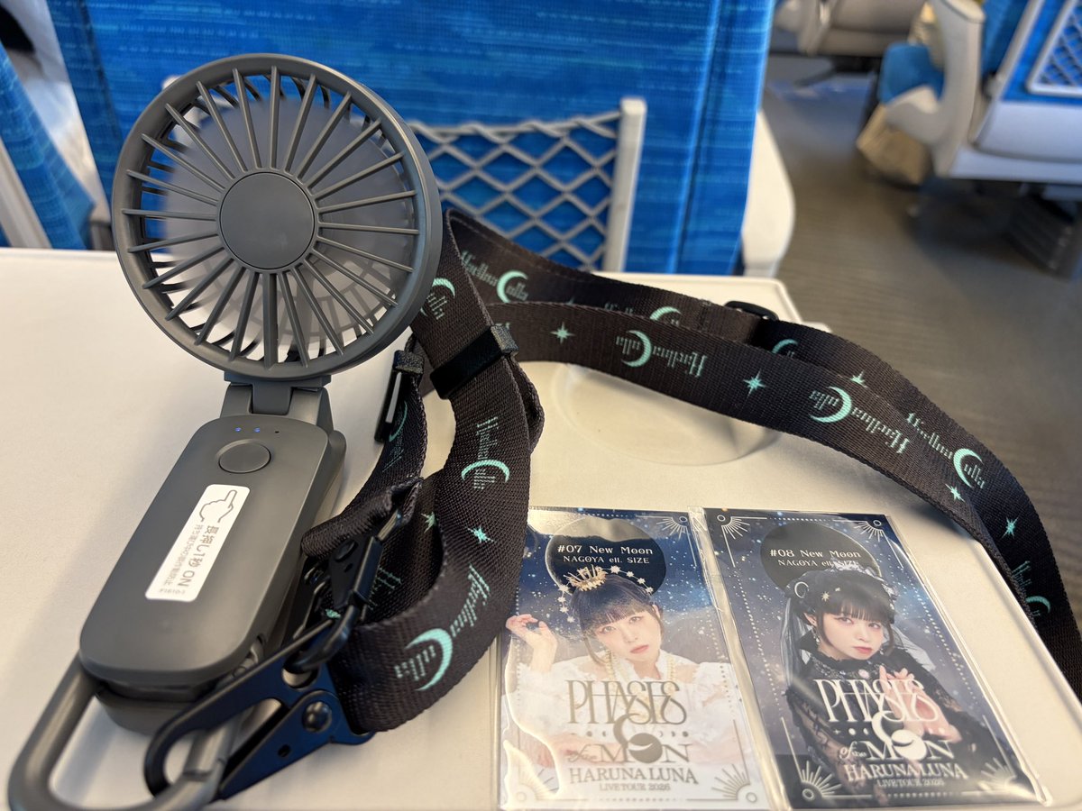 tb_8639's tweet photo. 新幹線で帰宅中
名古屋暑すぎで扇風機大活躍😁

#春奈るな https://t.co/0B0gVEFRaS