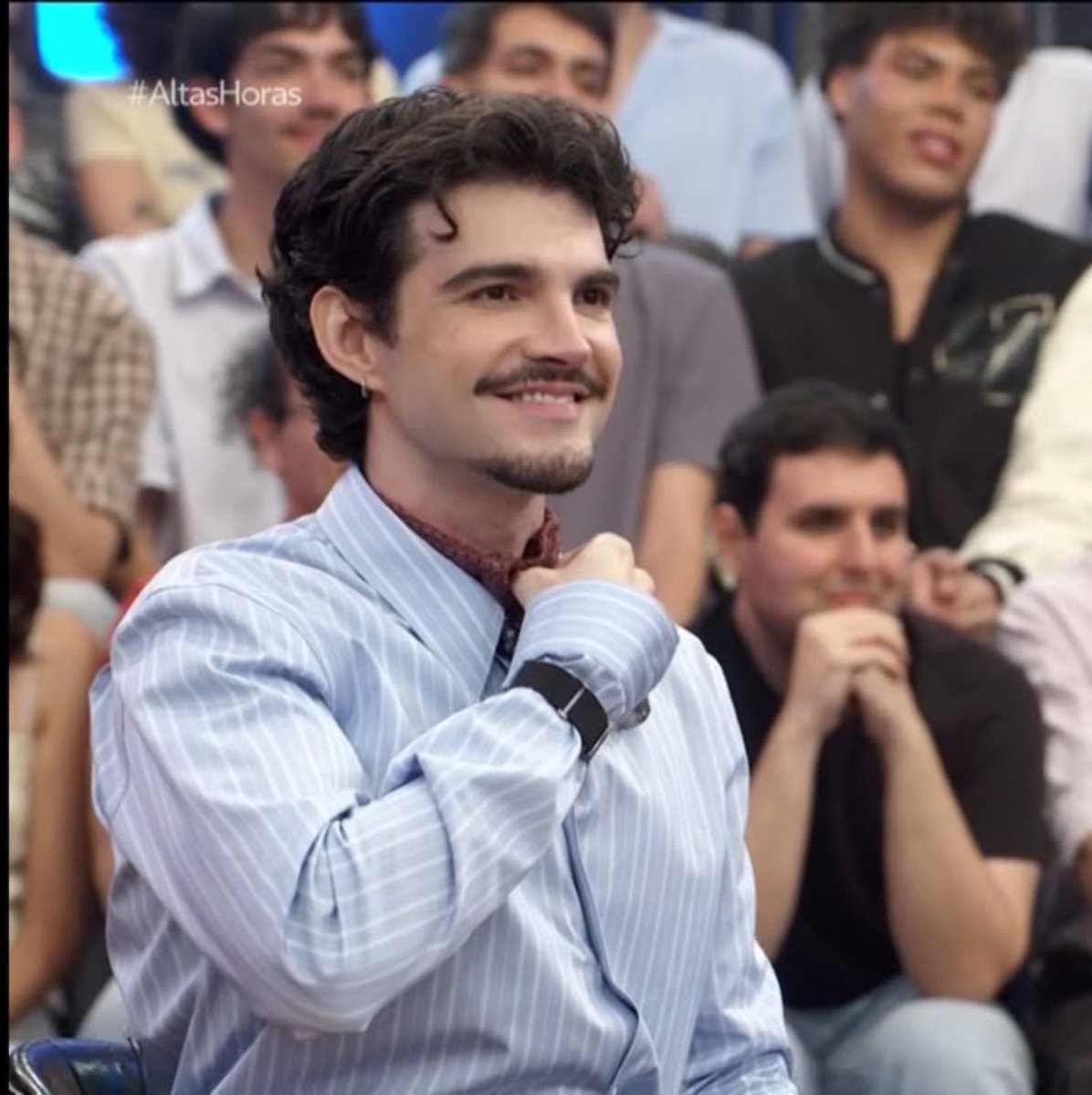 jaodisco's tweet photo. a câmera bate nele e o sorriso 

DESSE ✋🏻                             🤚🏻 TAMANHO https://t.co/kJY5TELpcF