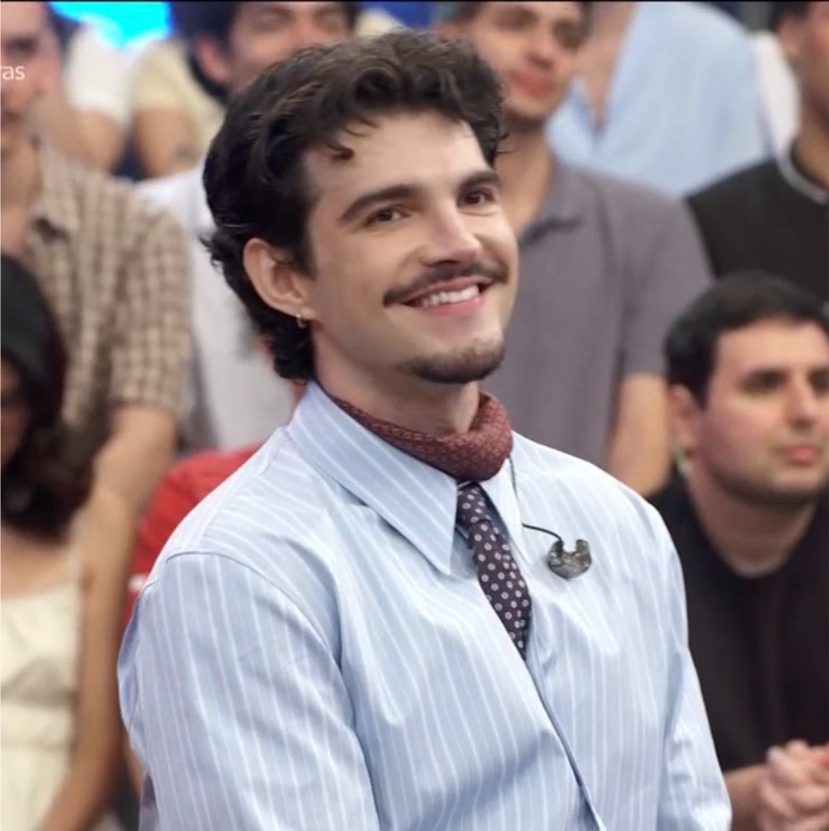 jaodisco's tweet photo. a câmera bate nele e o sorriso 

DESSE ✋🏻                             🤚🏻 TAMANHO https://t.co/kJY5TELpcF