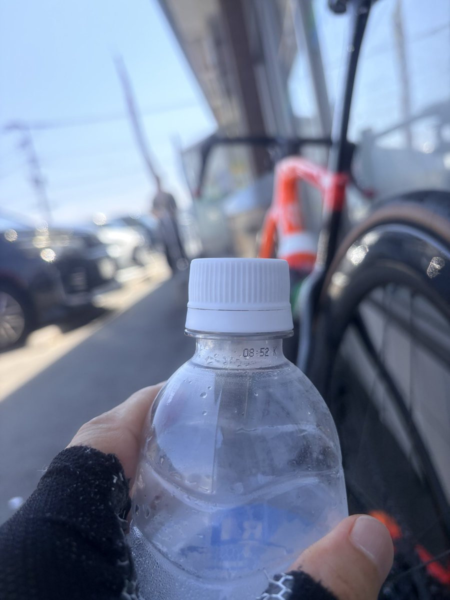 TAKA2_COM_'s tweet photo. 汗が出なくなって来たのでヤバいと思ってポカリを飲んだら一気に汗が出て来た。
わかりやすい。 https://t.co/jvpXKaWcby