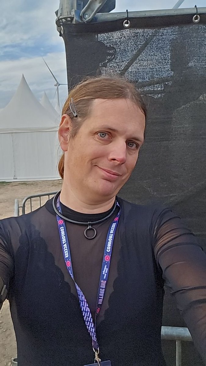 RubberArtemis's tweet photo. Mein absolutes Highlight in diesem Jahr. Einmal Nature One und obwohl ich es hasse mich in Menschenmengen aufzuhalten oder zu bewegen habe ich es bei Lilly Palmer in einem total überfüllten Zelt überlebt.

Ach an alle Transfeinde, bezüglich Schutzbereich von Frauen. Ich war auf der Männer Toilette weil erstens ich zur Not im Stehen pinkeln kann und zweitens die Schlange Kürzer war 😝