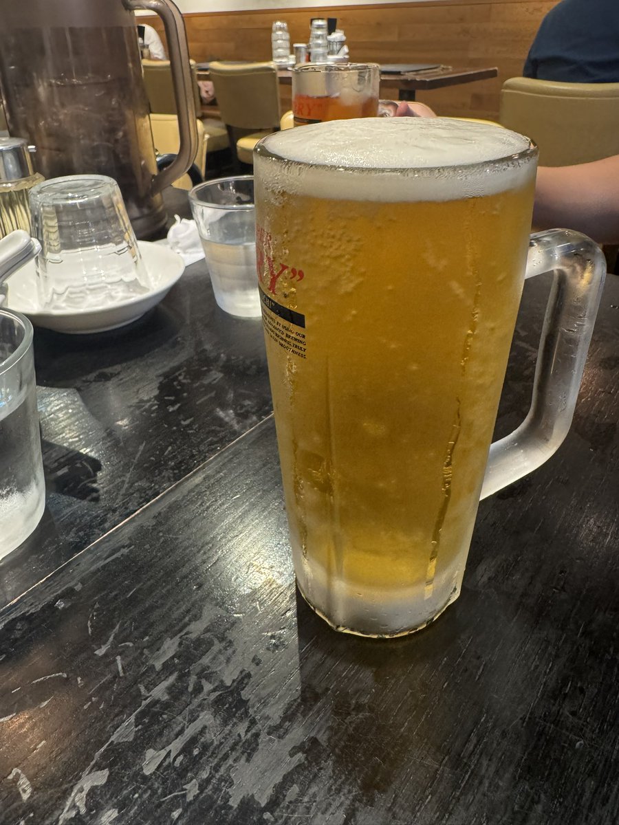 SYNK_INB's tweet photo. 下手くそすぎるバイトが注いだビール愛おしい https://t.co/KwkCKnPOS0