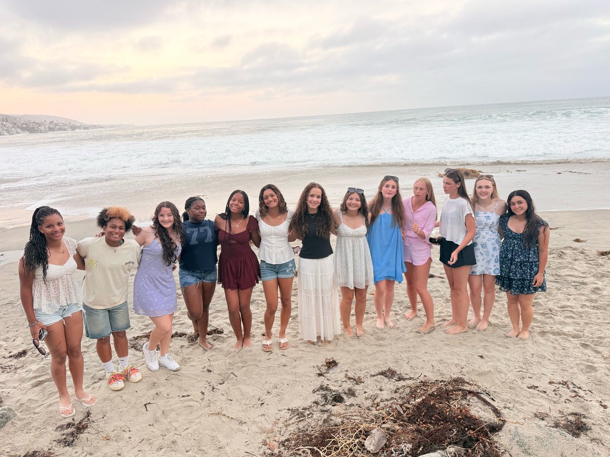 EdenBrown2031's tweet photo. PGF National Softball tournament is over early, but at least the sightseeing was top tier! A huge thank you to the Stars National Coleman 14U girls for the warm welcome.  @PGFnetwork @UCLA @SoftbalAmerica @ExtraInningSB https://t.co/C6k58TizMb