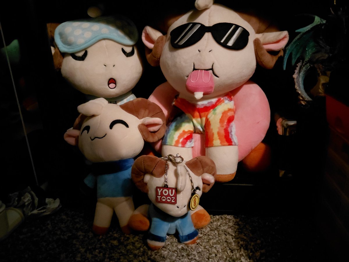 SourAppleArchie's tweet photo. do any dsmp / jschlatt fans want Any old merch ? I have tons of stuff from him and do Not have the room for it.🥹 i have some old dsmp schlatt fan merch too.  again wouldnt be free but would be discounted https://t.co/NJxBjDzDD1