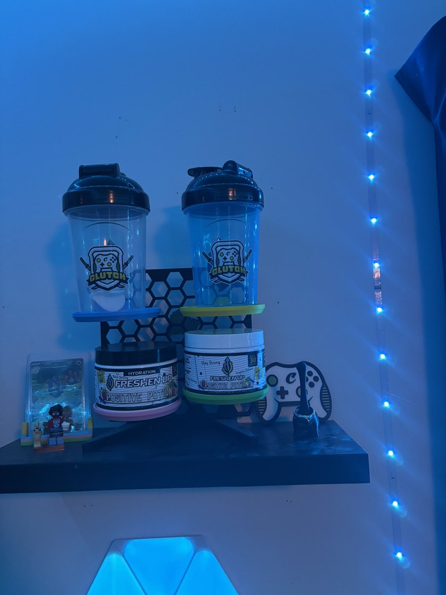 ClutchYT44's tweet photo. Today is officially my 3 year anniversary of being partnered with @DrinkFreshenUp 

We earned our own flavor, cans, fridge, shaker, and another shaker in these 3 amazing years. Thank you all for the support 

Like, RT for a chance to win an 
Exclusive sold out ClutchYT shaker https://t.co/OlZYLWbEGK