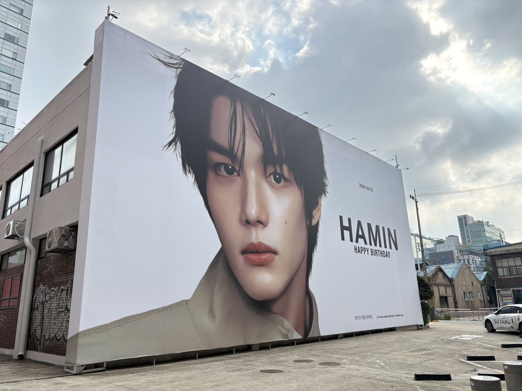 Hamin_MinPlanet's tweet photo. 성수 야외 𝟐𝟎𝟎㎡ 초대형 벽면 래핑 광고

#HAMIN #하민 #SMTR25 #ハミン #이하민 https://t.co/3AY31QLBF3