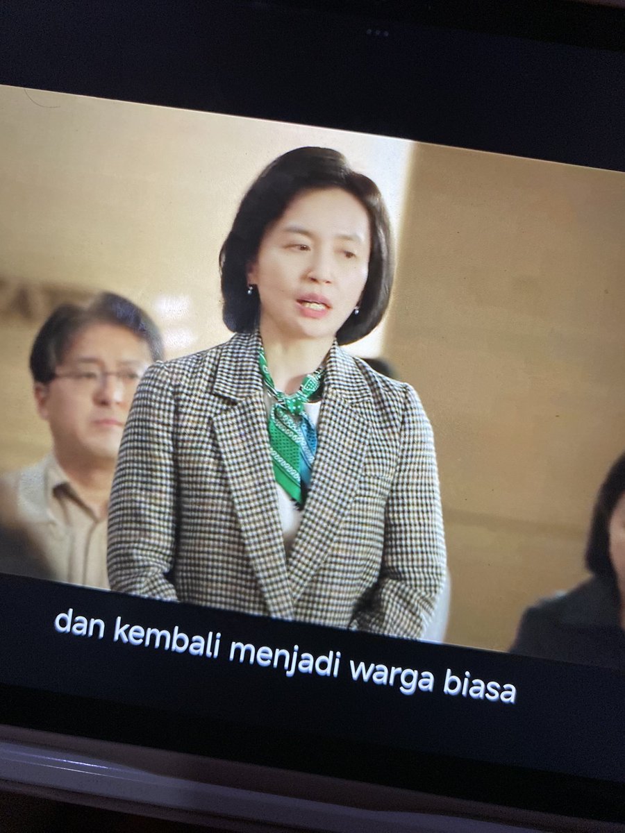 itszweedy's tweet photo. The apartement job ini kayanya emang terinspirasi sama issue di konoha deh 😭

Eps 3: di negara kita, tidak ada isu sesensitif pemalsuan ijazah 
Eps 6: Aku akan mundur dari jabatan dan menjadi warga biasa 

#TheApartementJob https://t.co/cQx41nQwoY
