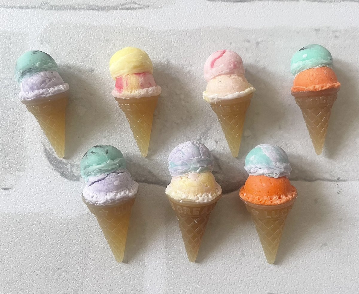 a_z0923's tweet photo. 夏！という事でかき氷に引き続きアイスを作りました🍨
(わかりにくいけどサイズは２種類)
夏の札を差して、粘土の自然乾燥を待ってからコーティングします！ https://t.co/DX0jDtweOM