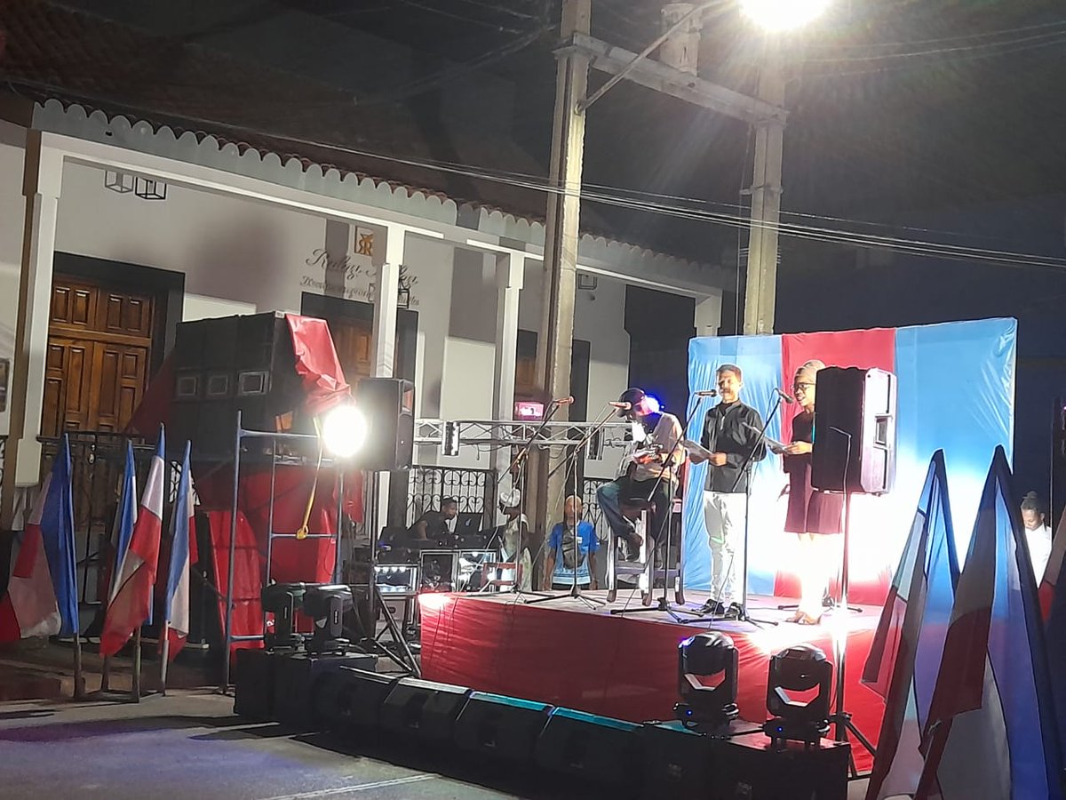yoeaberob1's tweet photo. Encuentro de Patria y amor, así es la nueva edición de la Jornada de la Canción Política iniciada este 1ro de agosto en #Guantánamo, dedicada a los trovadores, a los #100AñosConFidel y a los 40 de la AHS, organización convertida en espacio de resistencia cultural.
#CubaEsCultura https://t.co/ydRAfq7i6k