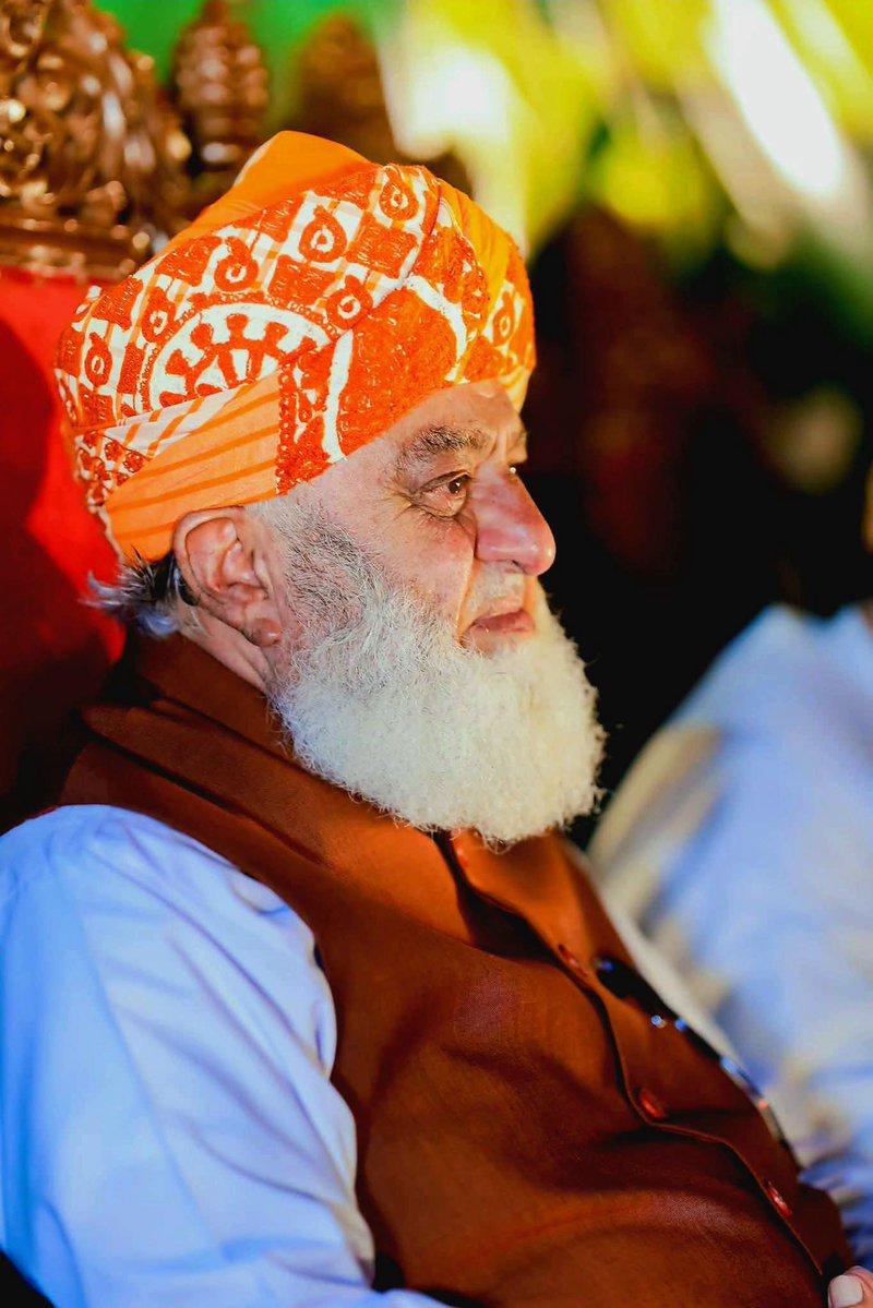 MHashimKhan786's tweet photo. مولانا بزرگ ہیں۔ بزرگ سانجھے ہوتے ہیں،
مولانا کی داڑھی سے نہ الجھیں،
انکی بے احترامی قوم کے لیے نقصان دہ ہو گی،
سب کو ایک لاٹھی سے نہ ہانکیں،
 یہ مولانا نے ہمیں ڈھانپا ہوا ہے ورنہ پیچھے جذباتی لوگوں کا ایک طوفان ہیں، جن کے پاس اپنے اپنے ریڈیو ہیں اور اپنی اپنی خبریں ہیں،
مولانا سے بات ہو سکتی ہے بعد والے پاگلوں سے کیا کہیں گے آپ؟ 

ہمارے گفتگو والے آدمی کی عزت کریں۔