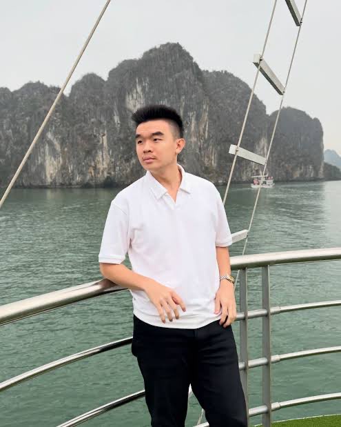 insidefolkative's tweet photo. Klarifikasi dari konten kreator Emanuel Bryan ebem:

"Belakangan ini beredar pernyataan saya di media sosial terkait konten yang saya buat dan menimbulkan ketidaknyamanan bagi sejumlah pihak.

Dengan segala kerendahan hati, saya Bryan, menyampaikan permohonan maaf yang sebesar-besarnya kepada semua pihak yang merasa tersinggung, dirugikan, atau kurang berkenan atas perkataan maupun sikap saya dalam konten tersebut.￼

Sejak awal tujuan saya membuat konten adalah untuk berbagi semangat, mengedukasi, dan menginspirasi orang lain agar berani menghadapi rasa takut serta membangun kepercayaan diri. Namun, saya menyadari niat baik tetap harus disampaikan dengan cara yang baik, santun, dan penuh pertimbangan.

Saya tidak memiliki niat untuk merendahkan, menyinggung, ataupun berlaku tidak sopan kepada siapa pun. Untuk itu, saya menerima kejadian ini sebagai pelajaran berharga.￼

dan Saya berkomitmen untuk lebih berhati-hati dalam berbicara, bersikap, dan membuat konten ke depannya. Saya akan terus belajar, memperbaiki diri, dan berusaha menjadi pribadi yang lebih bijaksana.

Sekali lagi, saya memohon maaf dengan tulus kepada semua pihak yang terdampak.

Terima kasih atas kritik, masukan, dan kesempatan yang diberikan kepada saya untuk menjadi lebih baik."

Hormat saya,

Bryan￼