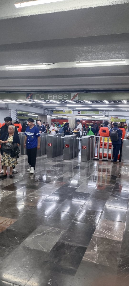 AbrahamMier1's tweet photo. Chingas a tu madre @MetroCDMX 15 minutos para que un policía nada más grite que no hay servicio para indios verdes, que le busquen otro medio de transporte.
Esto en la bellísima estación Hidalgo https://t.co/pXPsr5fZxe
