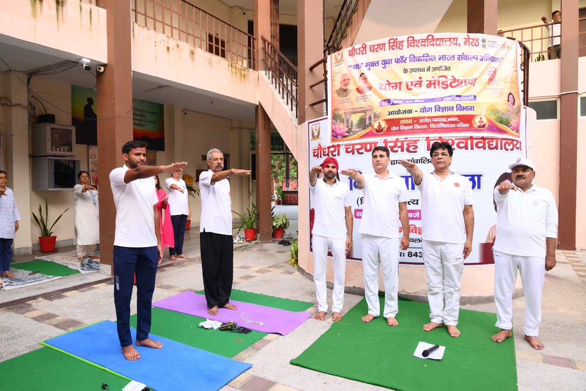 Ccsumeerut's tweet photo. "नशा मुक्त युवा फॉर विकसित भारत – संकल्प अभियान" के अंतर्गत चौधरी चरण सिंह विश्वविद्यालय, मेरठ में आयोजित योग सत्र में प्रतिभागियों ने योगाभ्यास के साथ नशा मुक्ति की शपथ लेकर स्वस्थ, जागरूक एवं विकसित भारत के निर्माण का संकल्प लिया। 
#NashaMuktYuva #ViksitBharat #Yoga #MyBharat https://t.co/0mH8AZBus6