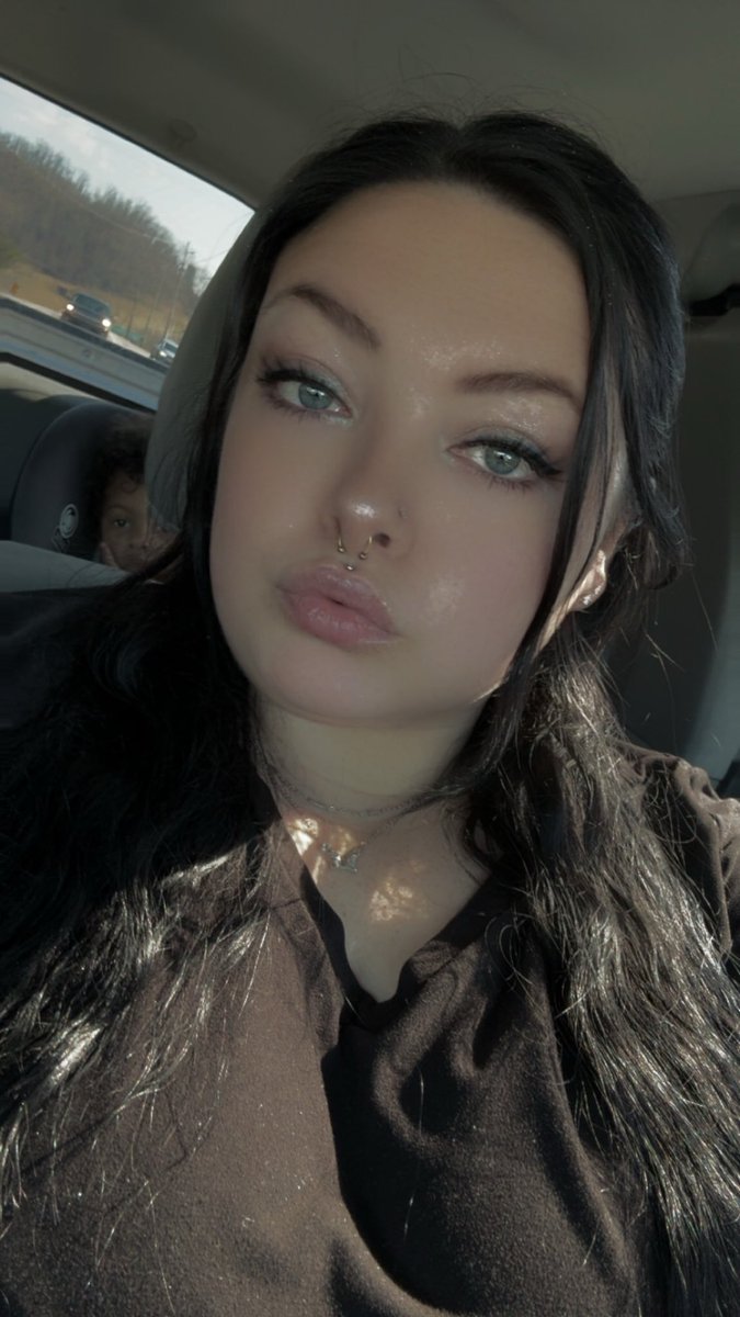 shebadddd26's tweet photo. Lowkey missing my black hair😩😩 https://t.co/63XPdEGWpn